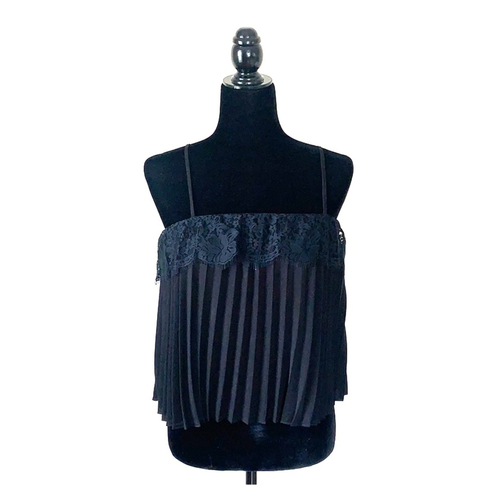Pleated tank top with lace.